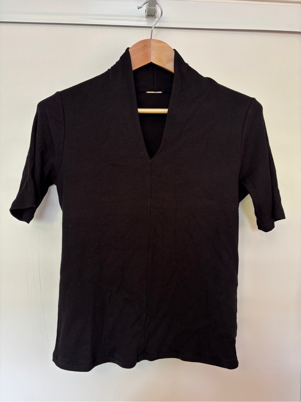 Elie Tahari Black Top Size Medium V-Neck Short Sleeve Ribbed Elevated Basic Soft